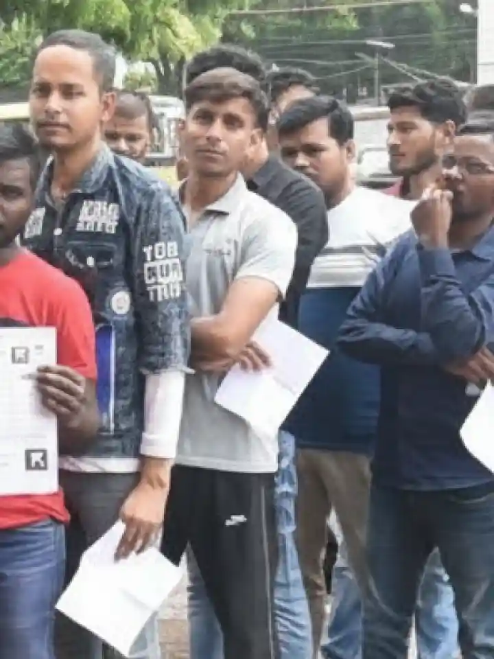 Workers queuing with documents for processing